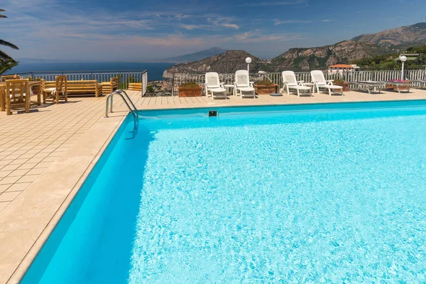 在阿马尔菲海岸的游泳池里 可以看到那不勒斯湾和维苏威斯的景色 索伦托意大利 — 图库照片