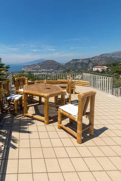 Cadeiras Mesa Terraço Com Vista Para Baía Nápoles Vesúvio Sorrento — Fotografia de Stock