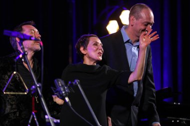 Krakov, Polonya - 26 Nisan 2018: Amerikan caz vokalisti Stacey Kent ile performansını ona eşlik eden dörtlüsü Kijow.Centre sahnede, Krakow, Polonya. Döngüsü - büyük müzik dünya bir konser olduğunu 