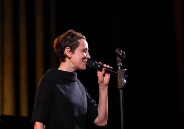 Krakov, Polonya - 26 Nisan 2018: Amerikan caz vokalisti Stacey Kent ile performansını ona eşlik eden dörtlüsü Kijow.Centre sahnede, Krakow, Polonya. Döngüsü - büyük müzik dünya bir konser olduğunu 