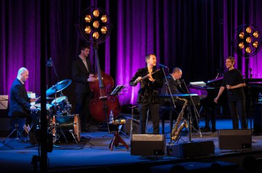 Krakov, Polonya - 26 Nisan 2018: Amerikan caz vokalisti Stacey Kent ile performansını ona eşlik eden dörtlüsü Kijow.Centre sahnede, Krakow, Polonya. Döngüsü - büyük müzik dünya bir konser olduğunu 