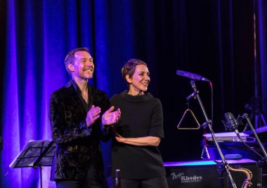 Krakov, Polonya - 26 Nisan 2018: Amerikan caz vokalisti Stacey Kent ile performansını ona eşlik eden dörtlüsü Kijow.Centre sahnede, Krakow, Polonya. Döngüsü - büyük müzik dünya bir konser olduğunu 