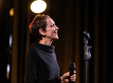 Krakov, Polonya - 26 Nisan 2018: Amerikan caz vokalisti Stacey Kent ile performansını ona eşlik eden dörtlüsü Kijow.Centre sahnede, Krakow, Polonya. Döngüsü - büyük müzik dünya bir konser olduğunu 