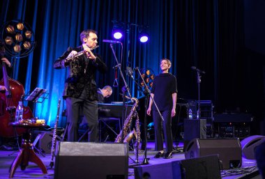 Krakov, Polonya - 26 Nisan 2018: Amerikan caz vokalisti Stacey Kent ile performansını ona eşlik eden dörtlüsü Kijow.Centre sahnede, Krakow, Polonya. Döngüsü - dünya büyük Cracovia Mu tarafından düzenlenen müziği en bir konser olduğunu