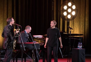 Krakov, Polonya - 26 Nisan 2018: Amerikan caz vokalisti Stacey Kent ile performansını ona eşlik eden dörtlüsü Kijow.Centre sahnede, Krakow, Polonya. Döngüsü - dünya büyük Cracovia Mu tarafından düzenlenen müziği en bir konser olduğunu