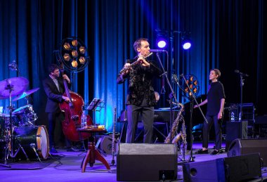 Krakov, Polonya - 26 Nisan 2018: Amerikan caz vokalisti Stacey Kent ile performansını ona eşlik eden dörtlüsü Kijow.Centre sahnede, Krakow, Polonya. Döngüsü - dünya büyük Cracovia Mu tarafından düzenlenen müziği en bir konser olduğunu