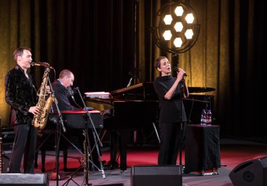 Krakov, Polonya - 26 Nisan 2018: Amerikan caz vokalisti Stacey Kent ile performansını ona eşlik eden dörtlüsü Kijow.Centre sahnede, Krakow, Polonya. Döngüsü - dünya büyük Cracovia Mu tarafından düzenlenen müziği en bir konser olduğunu