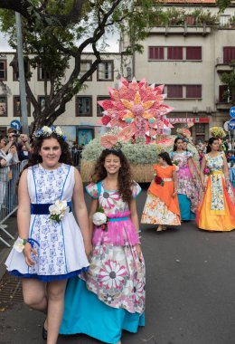 Funchal; Madeira; Portekiz - 22 Nisan; 2018: Funchal şehir Madeira Adası Madeira çiçek Festivali yıllık geçit. Portekiz.