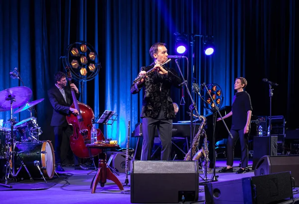 Krakov, Polonya - 26 Nisan 2018: Amerikan caz vokalisti Stacey Kent ile performansını ona eşlik eden dörtlüsü Kijow.Centre sahnede, Krakow, Polonya. Döngüsü - dünya büyük Cracovia Mu tarafından düzenlenen müziği en bir konser olduğunu