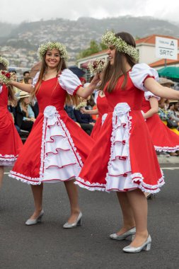 Funchal; Madeira; Portekiz - 22 Nisan; 2018: bir grup kadın kırmızı ve beyaz elbiseler dans Madeira çiçek Festivali geçit töreninde Funchal, Madeira Adası üzerinde. Portekiz.