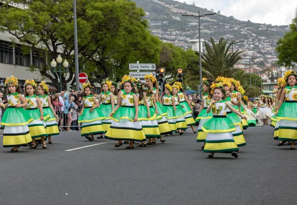 Funchal Madery Portugalia Kwietnia 2018 Grupa Dziewcząt Kolorowe Sukienki Tańczy — Zdjęcie stockowe