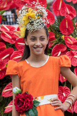 Funchal; Madeira; Portekiz - 22 Nisan; 2018: parade, Madeira çiçek Festivali, Funchal, Madeira, Portekiz, Turuncu elbiseli kız son anlarıyla
