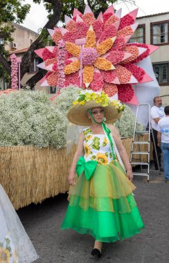 Funchal; Madeira; Portekiz - 22 Nisan; 2018: parade, Madeira çiçek Festivali, Funchal, Madeira, Portekiz, renkli kostümleri kadın son anlarıyla