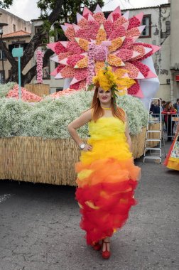 Funchal; Madeira; Portekiz - 22 Nisan; 2018: parade, Madeira çiçek Festivali, Funchal, Madeira, Portekiz, renkli elbiseli güzel kadın son anlarıyla