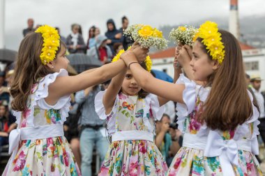 Funchal; Madeira; Portekiz - 22 Nisan; 2018: renkli elbiseler kız bir grup dans Madeira çiçek Festivali geçit töreninde Funchal, Madeira Adası üzerinde. Portekiz.