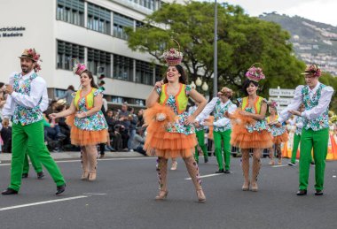 Funchal; Madeira; Portekiz - 22 Nisan; 2018: bir grup insan renkli kostümleri dans Madeira çiçek Festivali geçit töreninde Funchal, Madeira Adası üzerinde. Portekiz.