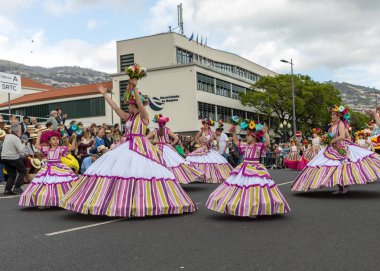 Funchal; Madeira; Portekiz - 22 Nisan; 2018: bir grup kadın renkli kostümleri dans Madeira çiçek Festivali geçit töreninde Funchal, Madeira Adası üzerinde. Portekiz.