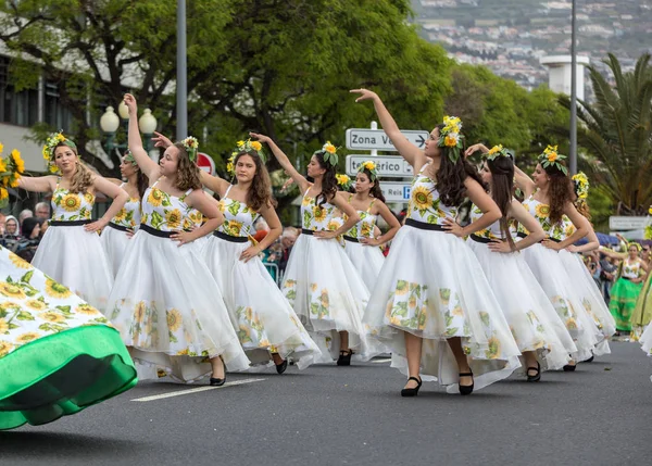 Funchal Madeira Portugal Abril 2018 Grupo Mujeres Vestidas Con Coloridos — Foto de Stock