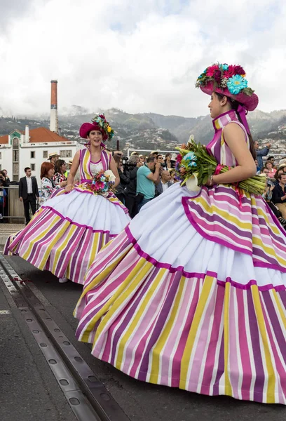 Funchal; Madeira; Portekiz - 22 Nisan; 2018: bir grup kadın renkli kostümleri dans Madeira çiçek Festivali geçit töreninde Funchal, Madeira Adası üzerinde. Portekiz.