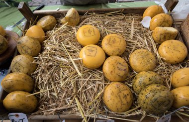 Alkmaar, Hollanda - 21 Nisan 2017: Hollanda peynir Alkmaar sokak piyasada. Hollanda