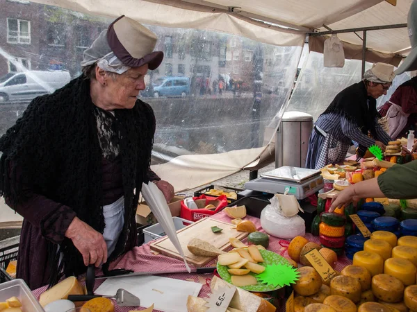 Alkmaar Países Bajos Abril 2017 Queso Holandés Mercado Callejero Alkmaar — Foto de Stock