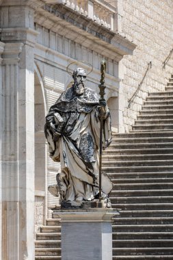 Montecassino, İtalya - 17 Haziran 2017: Mermer heykeli Aziz Benedict Carrara, Bramante Cloister, Montecassino, Monte Cassino Benedictine abbey P. Campi tarafından