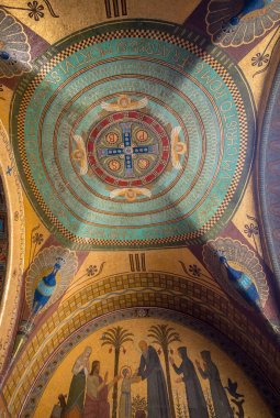 Montecassino, İtalya - 17 Haziran 2017: Crypt içinde Monte Cassino Abbey'de bazilika Katedrali. İtalya