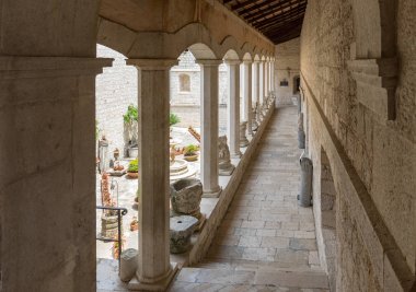 Montecassino, İtalya - 17 Haziran 2017: Cloister Benedictine abbey Montecassino. İtalya