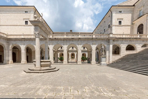 Montecassino Italie Juin 2017 Citerne Dans Cloître Bramante Abbaye Bénédictine — Photo