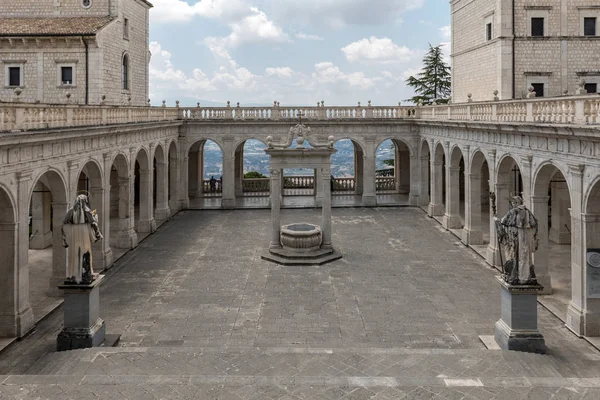 Montecassino Itálie Června 2017 Cisterny Ambitu Bramante Benediktinské Opatství Montecassino — Stock fotografie