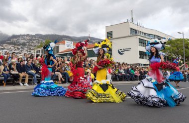 Funchal; Madeira; Portekiz - 22 Nisan; 2018: bir grup insan renkli kostümleri dans Madeira çiçek Festivali geçit töreninde Funchal, Madeira Adası üzerinde. Portekiz.