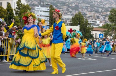 Funchal; Madeira; Portekiz - 22 Nisan; 2018: bir grup insan renkli kostümleri dans Madeira çiçek Festivali geçit töreninde Funchal, Madeira Adası üzerinde. Portekiz.