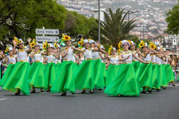 Funchal Madeira Portugal April 2018 Grupp Flickor Färgglada Klänningar Med — Stockfoto