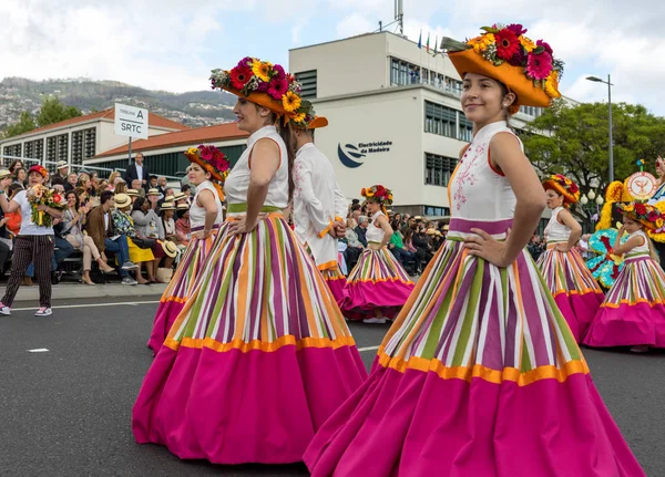 Funchal; Madeira; Portekiz - 22 Nisan; 2018: bir grup kadın renkli kostümleri dans Madeira çiçek Festivali geçit töreninde Funchal, Madeira Adası üzerinde. Portekiz.