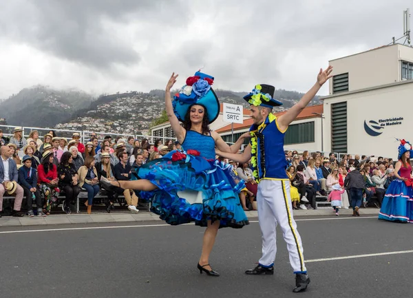 Funchal; Madeira; Portekiz - 22 Nisan; 2018: bir grup insan renkli kostümleri dans Madeira çiçek Festivali geçit töreninde Funchal, Madeira Adası üzerinde. Portekiz.