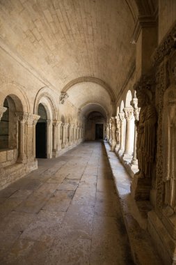 Romanesk kilise, Saint Trophime Katedrali Arles Cloisters. Provence, Fransa