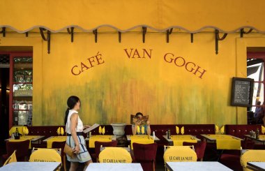Arles, Fransa - 27 Haziran 2017: Cafe Van Gogh Arles Place du forum. Provence, Fransa. Bu Vincent van Gogh'un 1888 yılında boyalı ve şu anda bir dönüm noktası turistik aynı Cafe teras mevcuttur.