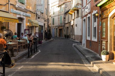 Arles, Fransa - 24 Haziran 2017: Cafe ve Provence Güney Fransa eski kasaba Arles restautants.