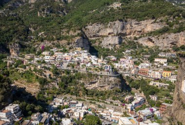 Amalfi kıyısındaki küçük Positano kasabası birçok harika rengi ve teraslı evleriyle, Campania, İtalya.