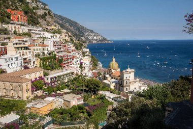 Renkli Positano, Amalfi Coast, rengarenk evleri ve binaları ile mücevheri deniz manzaralı geniş bir tepe üzerinde tünemiş. İtalya