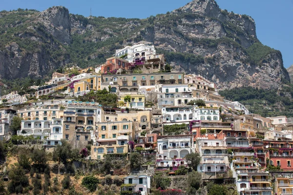 Amalfi kıyısındaki küçük Positano kasabası birçok harika rengi ve teraslı evleriyle, Campania, İtalya.