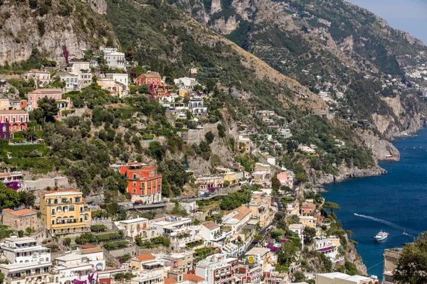 다채로운 포지타노 아말피 그것의 건물의 바다가 내려다 보이는 언덕에 있습니다 — 스톡 사진