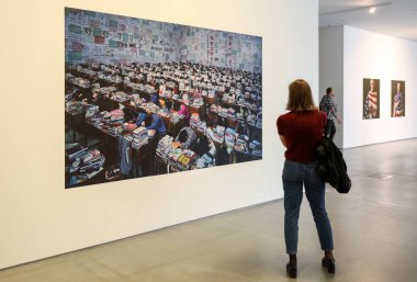 Krakov, Polonya - 8 Mayıs 2018: Fuarına katıldık vatan Mocak Krakow Sanat içinde. Wang Quinsong - beni takip edin