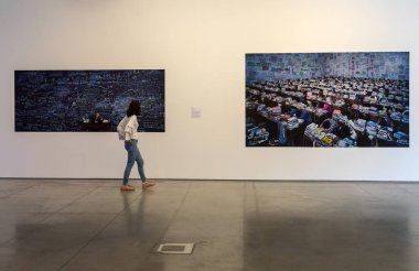 Krakov, Polonya - 8 Mayıs 2018: Fuarına katıldık vatan Mocak Krakow Sanat içinde. Wang Quinsong - beni takip edin