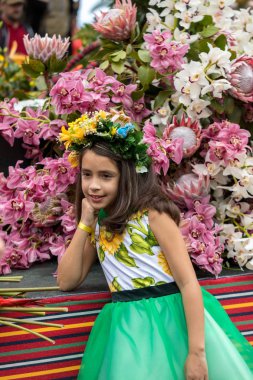 Funchal; Madeira; Portekiz - 22 Nisan; 2018: parade, Madeira çiçek Festivali, Funchal, Madeira, Portekiz, renkli elbiseli kız son anlarıyla
