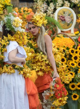 Funchal; Madeira; Portekiz - 22 Nisan; 2018: bir grup insan üzerinde çiçek float Madeira çiçek Festivali geçit töreninde Funchal Madeira Adası, renkli kostümleri. Portekiz.