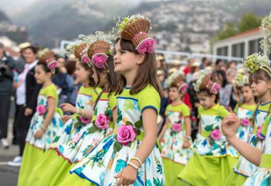 Funchal; Madeira; Portekiz - 22 Nisan; 2018: kız renkli kostümleri bir grup dans Madeira çiçek Festivali geçit töreninde Funchal, Madeira Adası üzerinde. Portekiz.