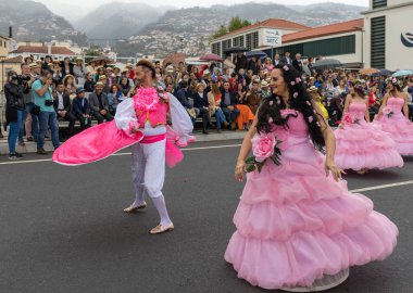 Funchal; Madeira; Portekiz - 22 Nisan; 2018: bir grup insan pembe kostümleri dans Madeira çiçek Festivali geçit töreninde Funchal, Madeira Adası üzerinde. Portekiz.