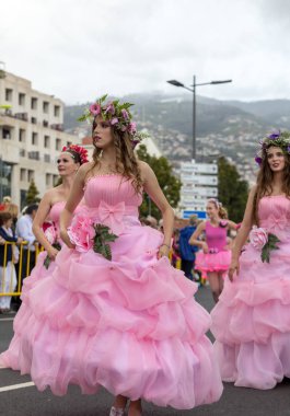 Funchal; Madeira; Portekiz - 22 Nisan; 2018: bir grup insan pembe kostümleri dans Madeira çiçek Festivali geçit töreninde Funchal, Madeira Adası üzerinde. Portekiz.