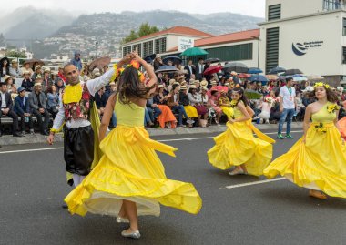 Funchal; Madeira; Portekiz - 22 Nisan; 2018: bir grup insan renkli kostümleri dans Madeira çiçek Festivali geçit töreninde Funchal, Madeira Adası üzerinde. Portekiz.